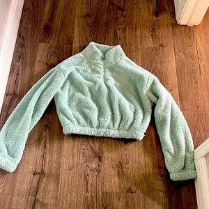 Soft cropped sweatshirt, from Kohl’s, Small in juniors and a teal blue color.